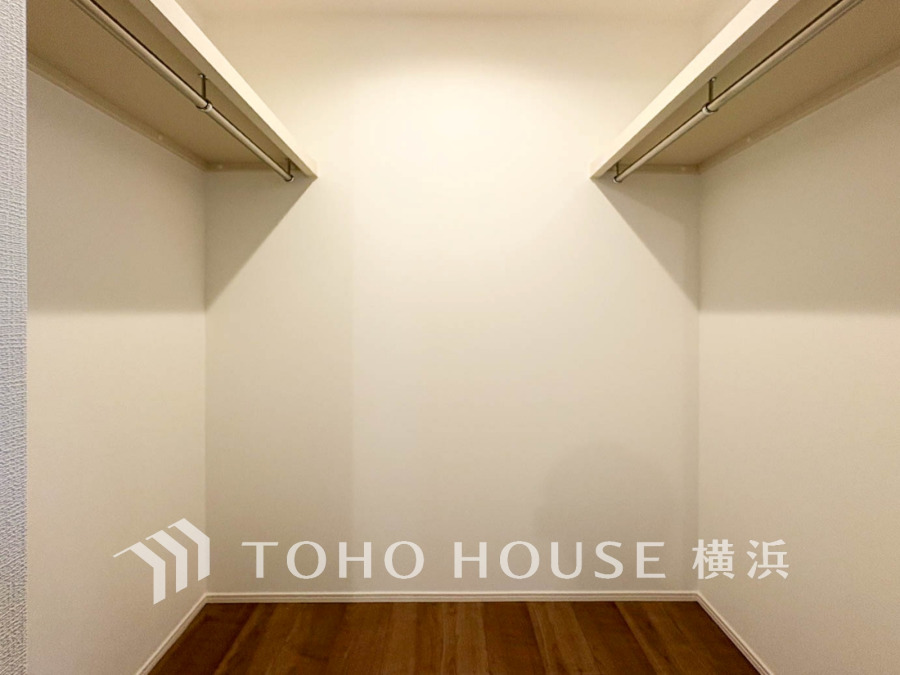 ウォークインクローゼット（＝WIC）は家族みんなの衣類が収納できるよう広めに設計。見やすく取り出しやすい、機能的で使い勝手のよい収納スペースです。