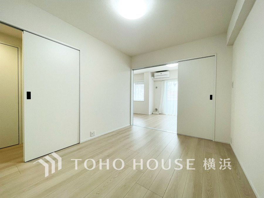 リビングに隣接した洋室は、引き戸を開けてLDK空間を共有しながら開放的に使えます。

