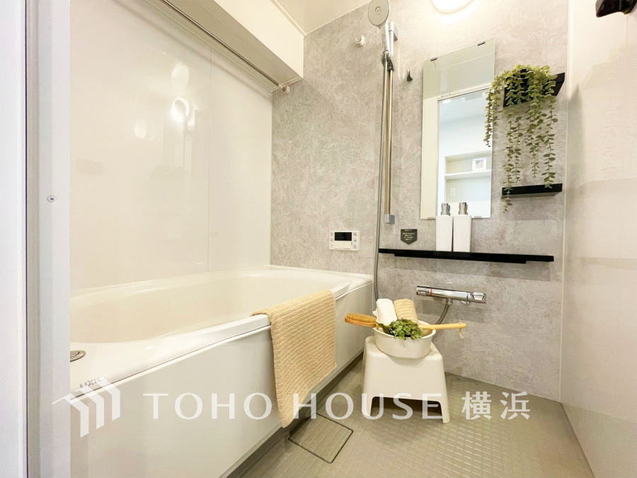 1日の疲れを取り心身を癒すことができる住まいの中のリラクゼーション空間、バスルーム。心からゆったりと寛いでいただけるよう、柔らかな色合いで仕上げています。