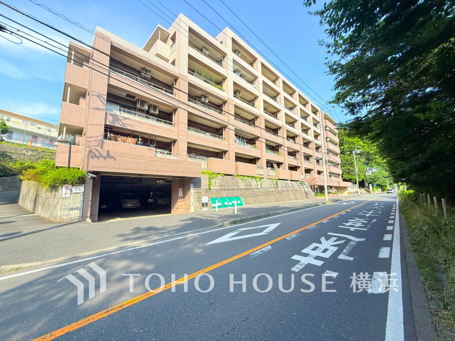 住む人を映し出す洗練された佇まいは、いつまでも輝き続けながらいつしか街の風景に溶け込んでいきます。