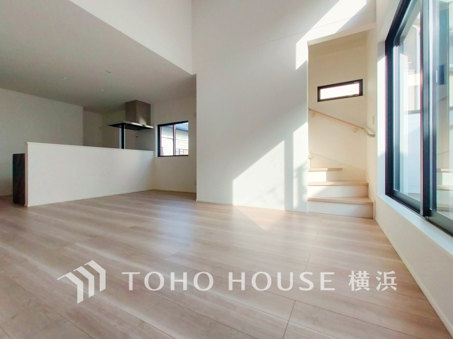 太陽の恵みを受けた明るい空間。吹きぬける風を感じながら爽やかで風通しの良い暮らしが叶います。
