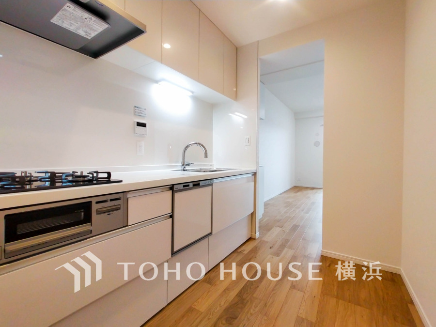 作業に集中しやすい独立型のキッチン。新規交換されたシステムキッチンの清潔感あふれる空間です。
