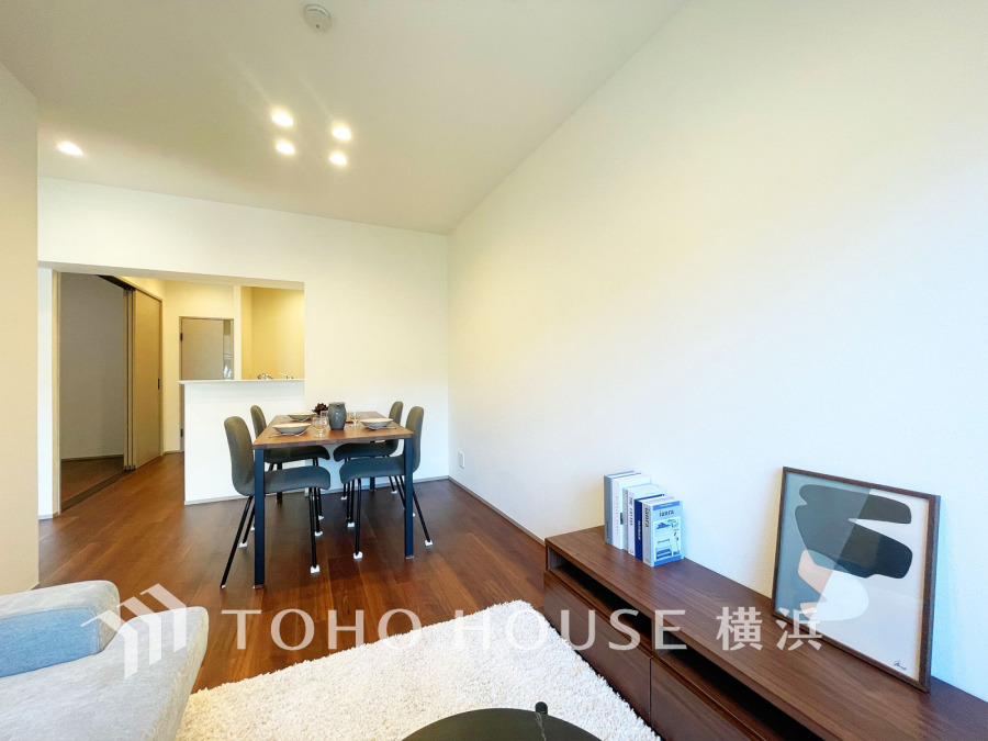 過ぎ行く時間をゆったりと感じることができる落ちついたプライベートルーム。リビングで楽しく過ごした後はゆっくり寛ぎの時間を満喫できます。静かな環境でリラックスタイムを愉しんで。