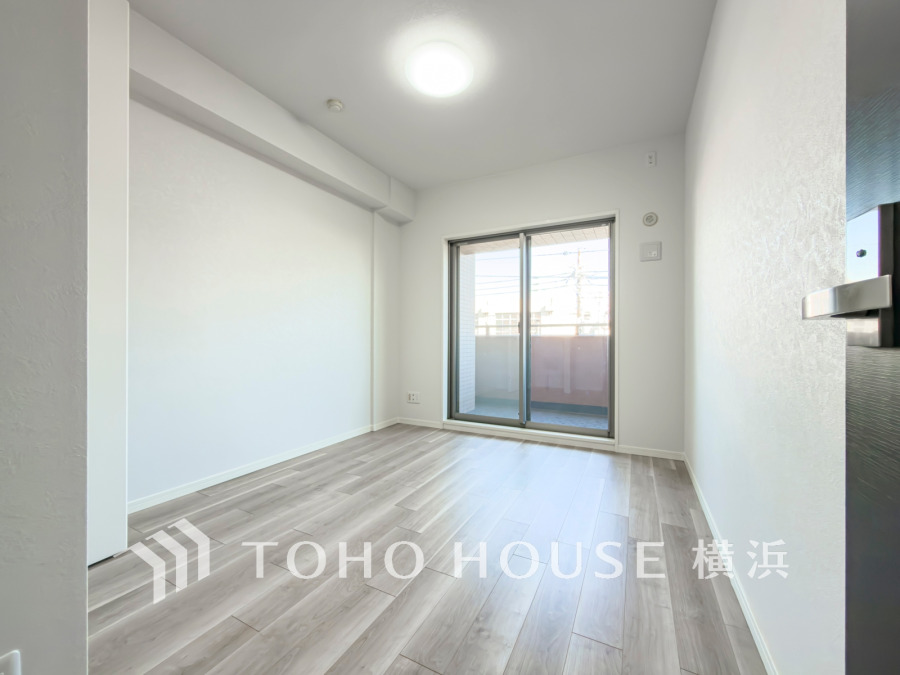 清潔感のあるプライベート空間は、身だしなみチェックや肌のお手入れに最適です。収納もあり、スッキリと見映えの良い空間に拵えました。時間に余裕とゆとりを持たせます。