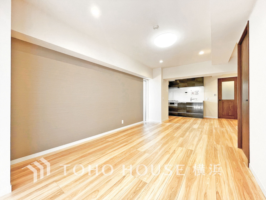 家族みんなが爽やかに健やかに過ごせるように、溢れる光をたっぷり取り込んだリビングダイニング。集いの場、憩いの場としての快適性を求めたやすらぎの空間です。