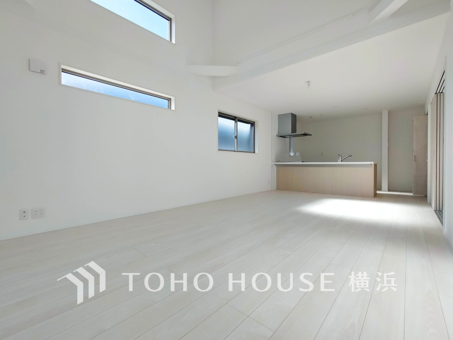 明るく開放的な空間が広がるLDK。室内には豊かな陽光が注ぎ込み、爽やかな住空間を演出。
