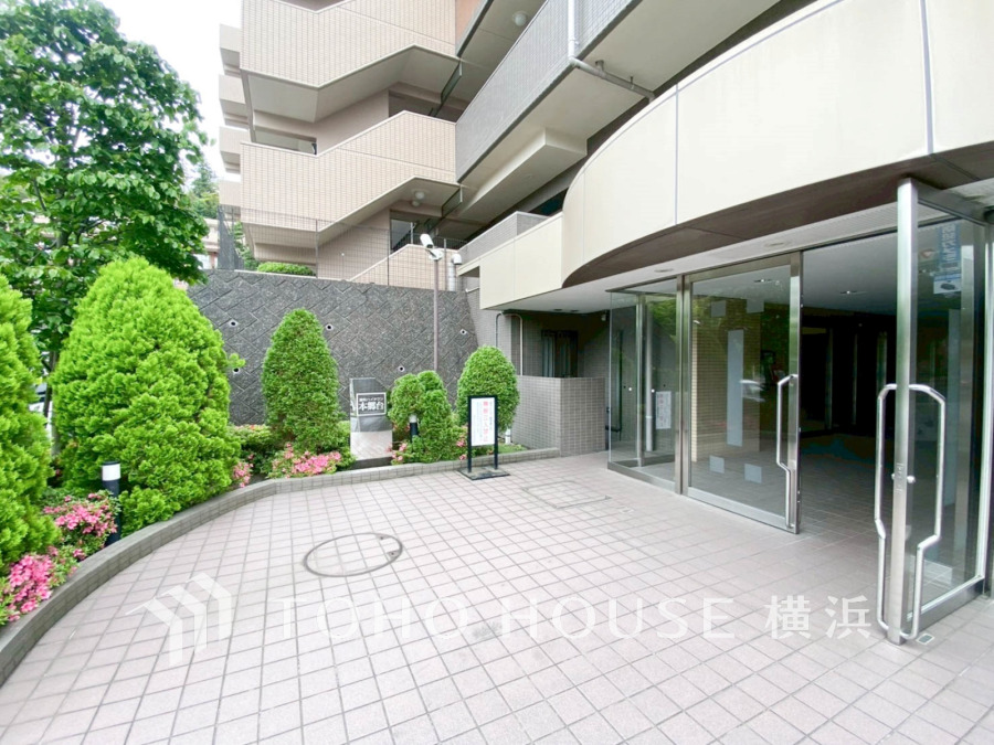 エントランスは毎日の行き帰りで使う大事な空間です。明るい基調で華やかなデザインなので、毎日も気持ちよく、またご友人なども素敵に迎え入れられます。