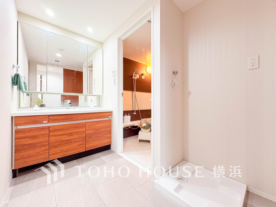 使いやすい機能が備えられた清潔感溢れる洗面空間。収納も充実しています。
