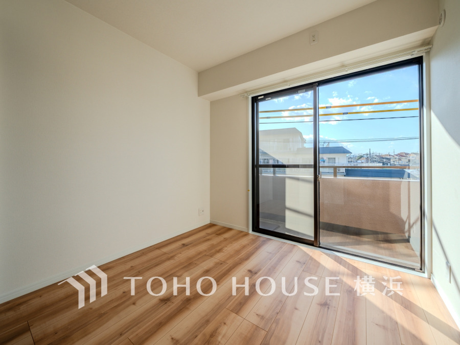 バルコニーに面した明るい洋室。穏やかな陽射しが、ゆったりとした寛ぎの時間を包みます。
