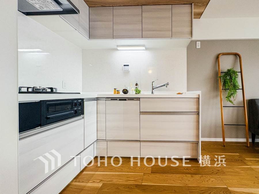 リビングやダイニングと自然に調和するオープンな空間が魅力の壁付けキッチン。ダイニングテーブルへの動線も短く、作業効率をアップするスタイルです。