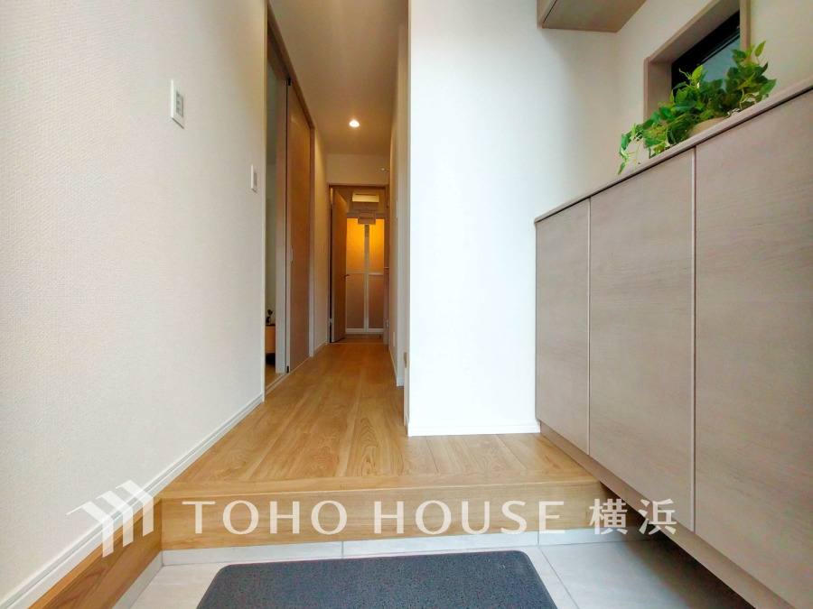 清潔感溢れる玄関がお出迎えする本邸宅の物語は、ここから始まる日常を期待させます。この場所には「希望」と「優越」で包み込んでくれる「特別」な空間があります。