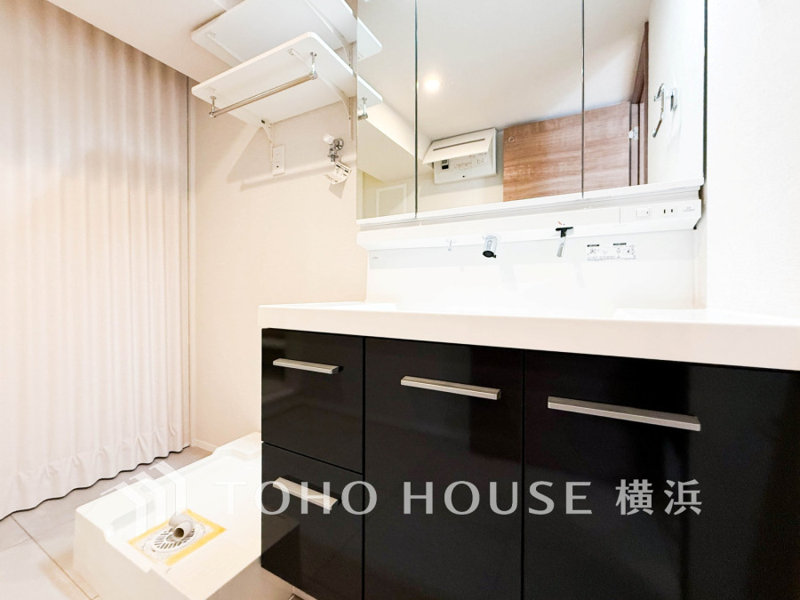 新規交換された洗面化粧台は美しく使いやすい機能が備えられています。