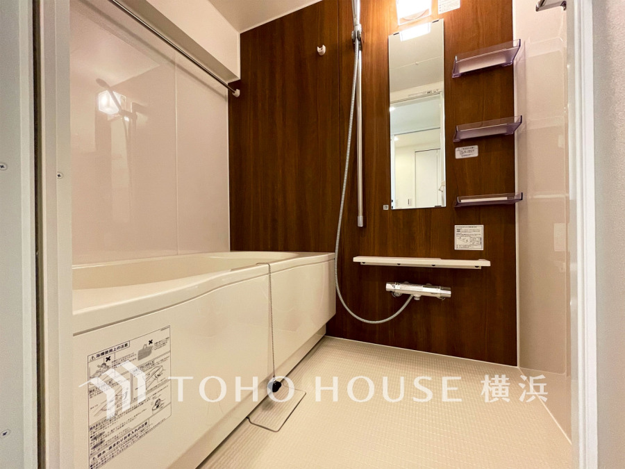 心地よいリラックスを叶える清潔感溢れる美しい空間。快適で機能的なバスルームです。
