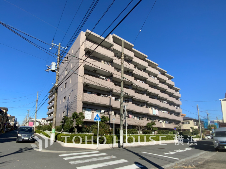 爽やかな青空の下に贅沢なほどに降り注ぐ陽光、豊かな居住性と、クオリティが見事に調和した住空間は、住まうことの喜びを感じさせてくれます。