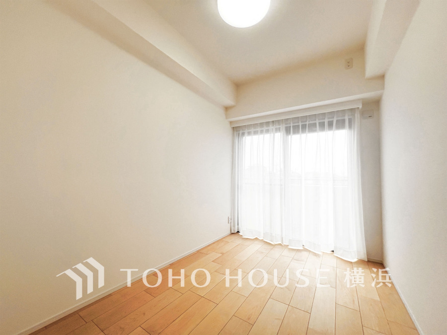 バルコニーに面した明るい洋室。穏やかな陽射しが、ゆったりとした寛ぎの時間を包みます。
