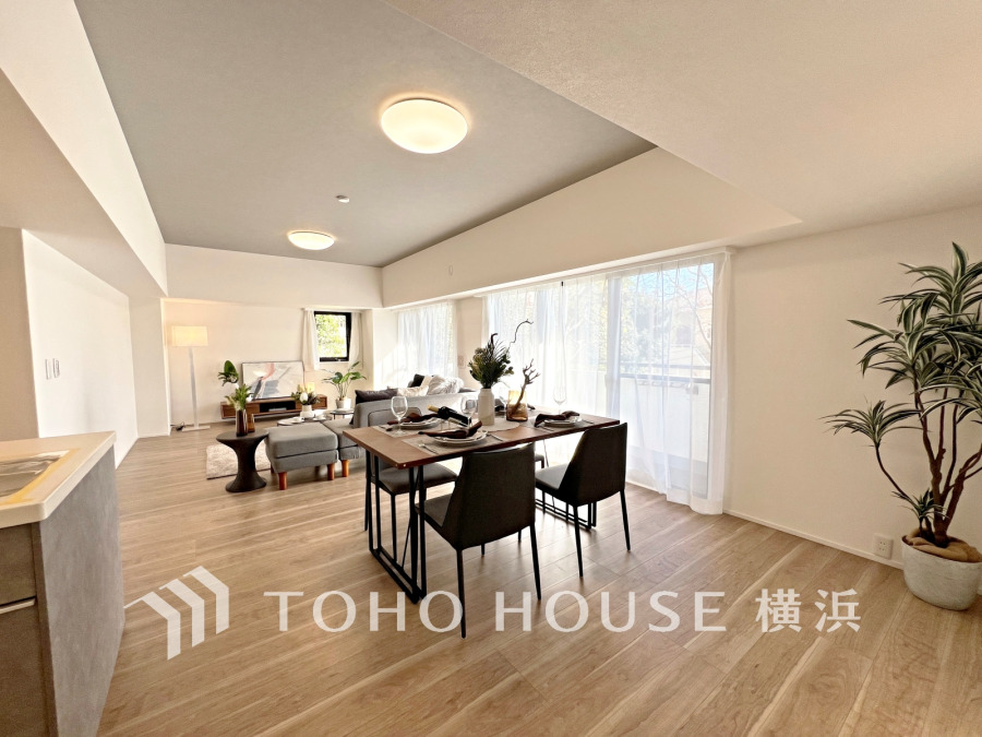 明るく開放的な空間が広がるLDK。室内には豊かな陽光が注ぎ込み、爽やかな住空間を演出。
