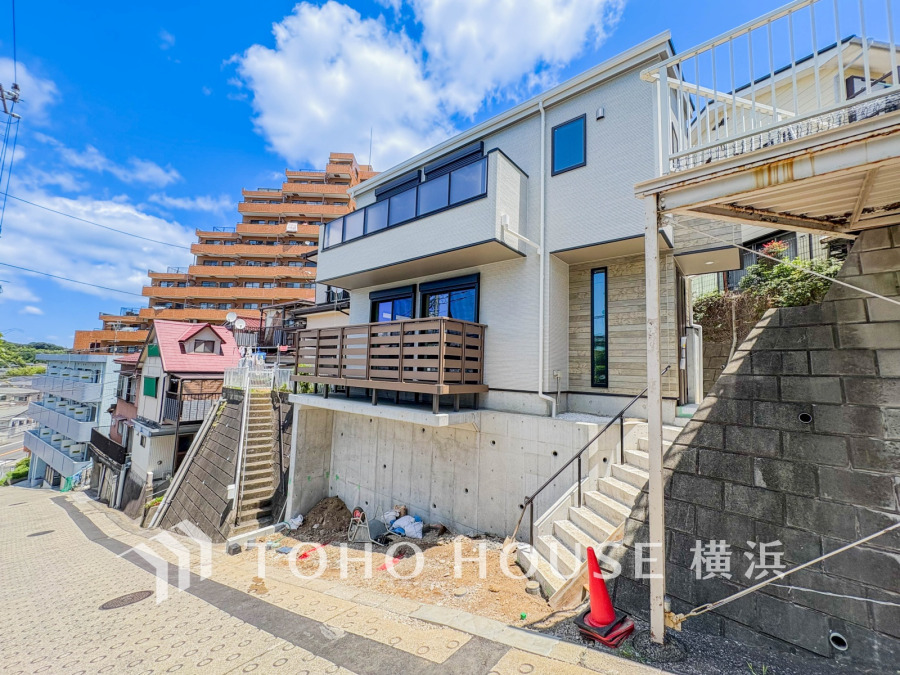 住む人を映し出す洗練された佇まいは、いつまでも輝き続けながらいつしか街の風景に溶け込んでいきます。