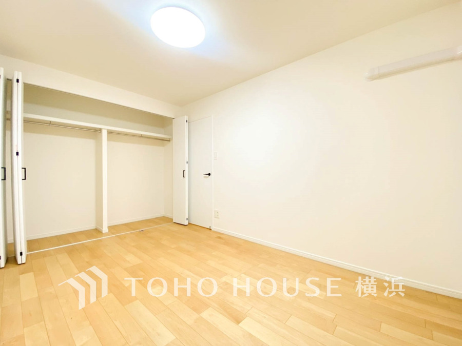 たっぷりの収納を備えた洋室。プライベートな自分時間を快適に過ごせるお部屋です。
