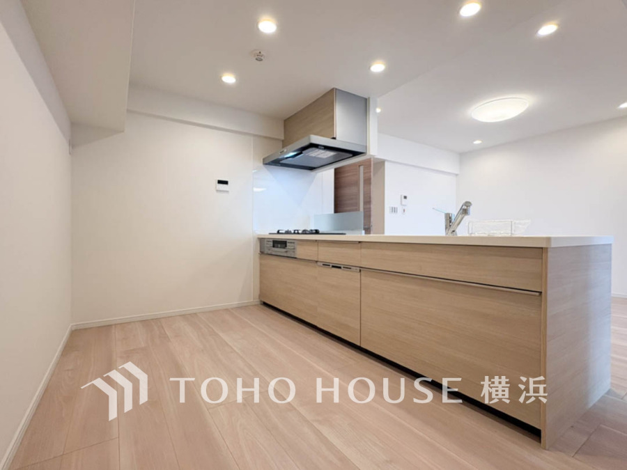 広く取られた対面キッチンは、リビングで寛ぐご家族と会話をしながらお料理が出来ます。高級感のあるカラーで空間をより上質な雰囲気にした、清潔感のあるデザインです。