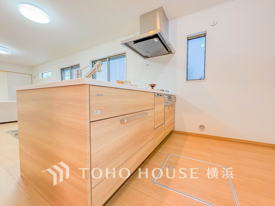 家事動線やリビングとのつながりに配慮し、食事の準備や片付けなどの家事を楽しくするキッチンスペースに仕上げました。毎日使う場所だから気持よく使えて、居心地の良い空間に。