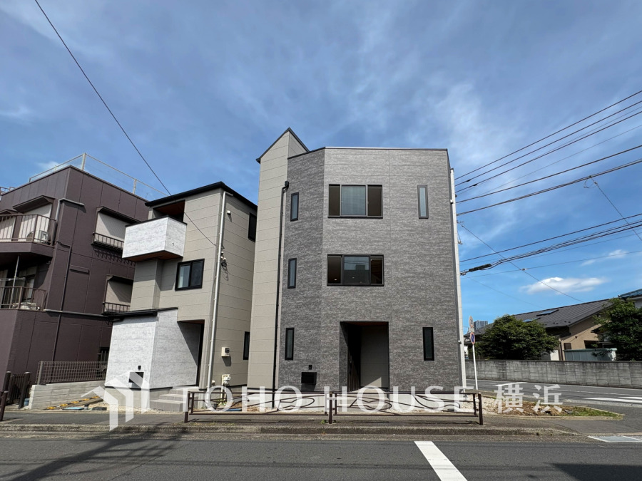 時代の流れに惑わされないシックなカラートーンで街並みに溶け込む外観は、主張し過ぎず、また平凡になり過ぎず絶妙なコントラストで輝きを放ちます。