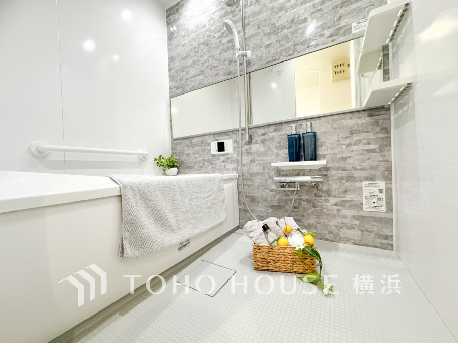 快適な使い心地とゆとりある空間が1日の疲れを解きほぐすバスルーム。空間も浴槽もゆったりのびのび使えるゆとり設計。広く感じるゆとり設計で快適なリラックスタイムを過ごせます。