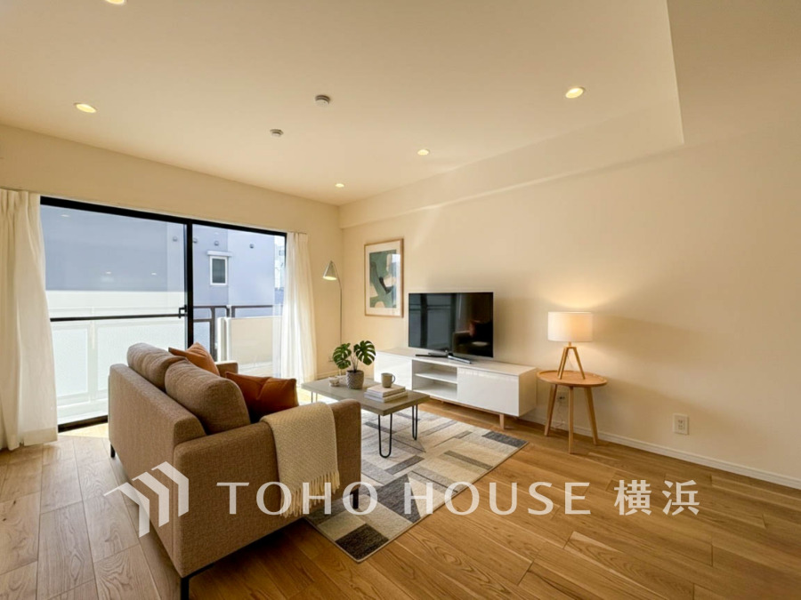 やわらかな陽射しが降り注ぐ、和やかで洗練された空間。（家具・装飾品はAI加工です）

