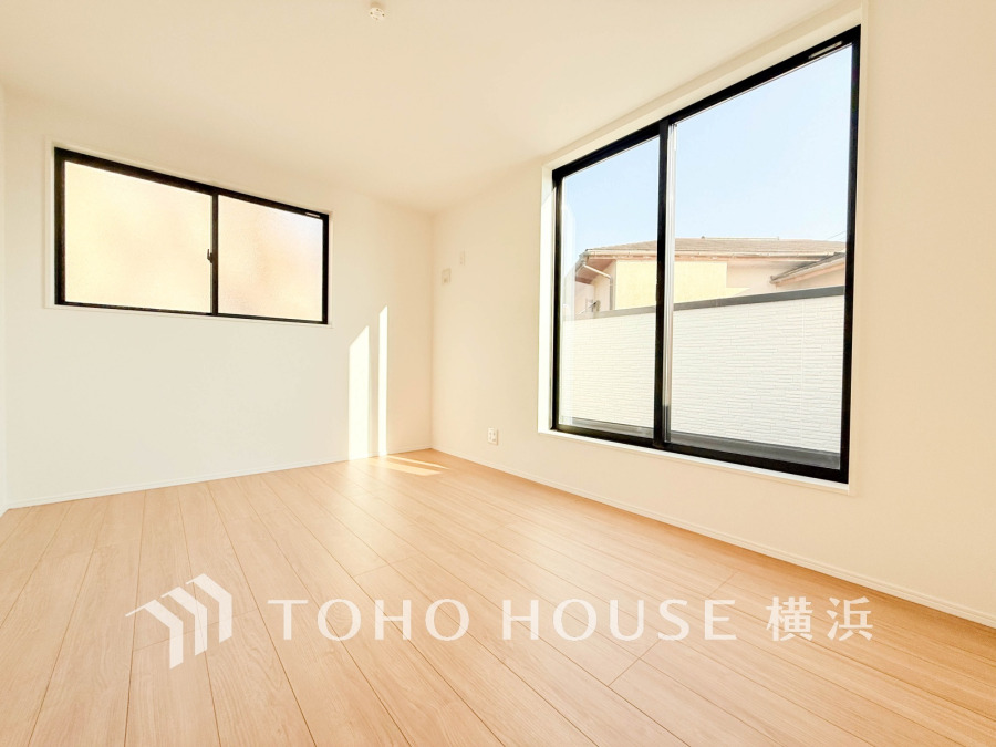 バルコニーに面した明るい洋室。穏やかな陽射しが、ゆったりとした寛ぎの時間を包みます。
