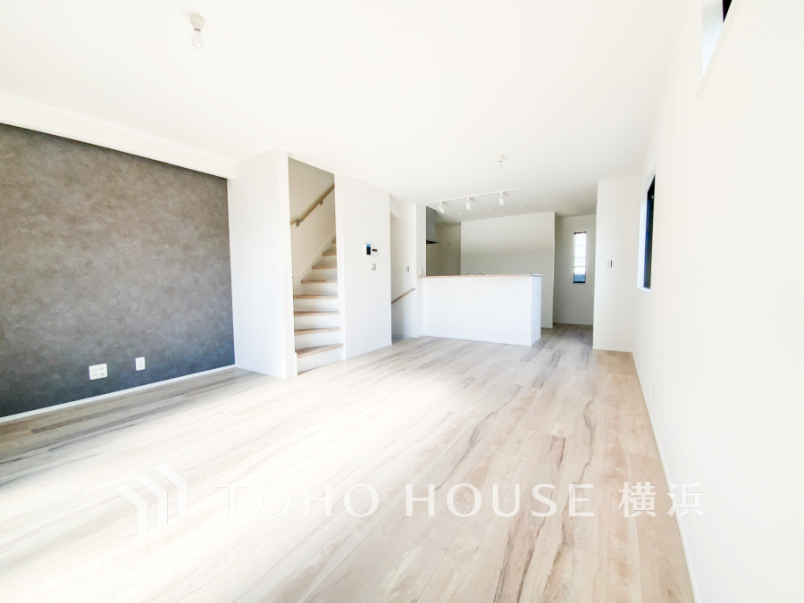 光と風が溢れる開放的なリビングダイニングには自然と家族みんなが集まってきます。明るく穏やかな空気の中で飲んだり、食べたり、笑ったり。