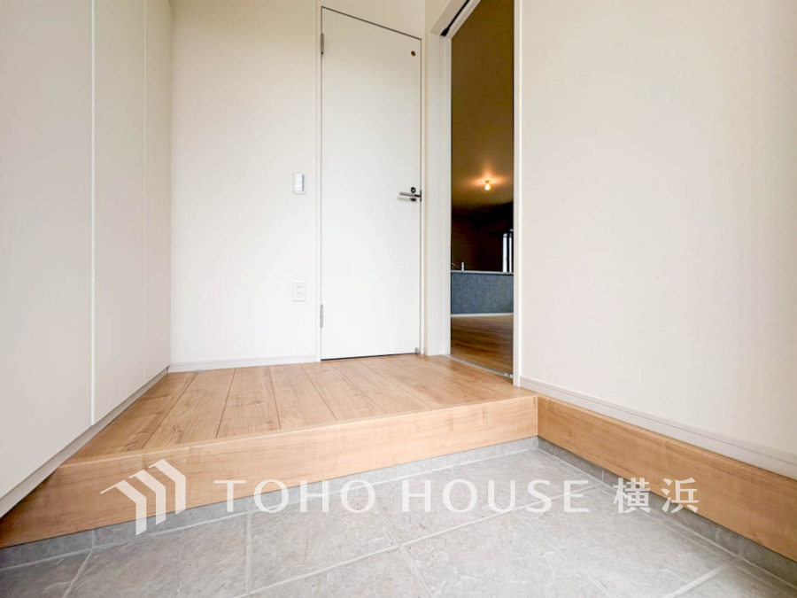 居住者の帰り、訪れる方を優しく迎え、やすらぎに満ちた生活空間を予感させる。健やかな暮らしを楽しめそう。