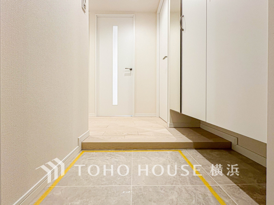 お客様をお迎えする玄関は落ち着いた雰囲気。帰り着くたびに洗練されたテイストの空間に迎えられ誇りと喜びを感じる玄関まわりです。