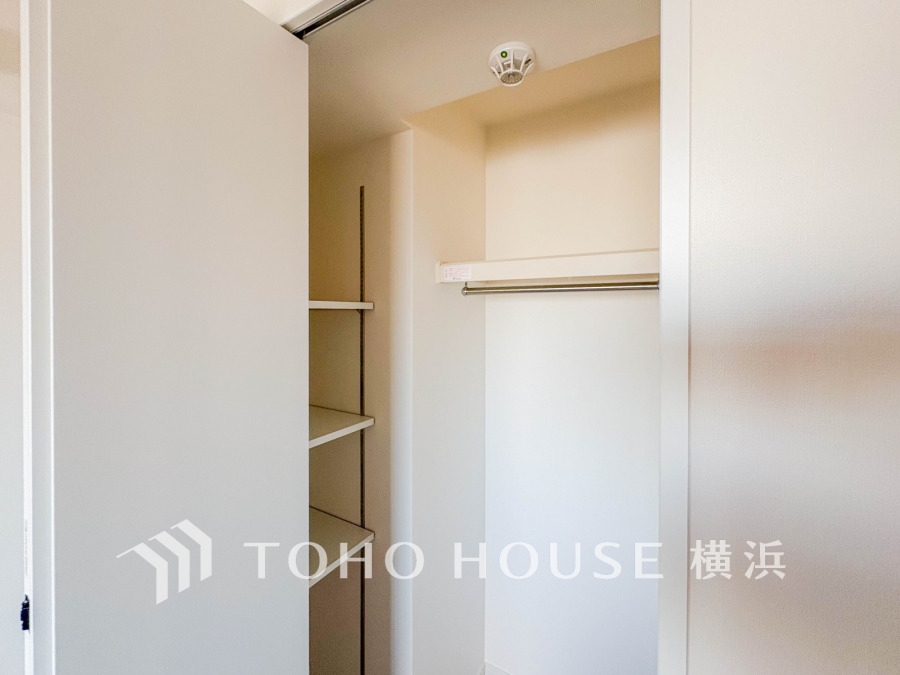洋服やバッグなどかさばる物を大量に収納できます。タンスなどの収納家具を置かずに済むので、お部屋を丸ごと使えてスッキリ♪