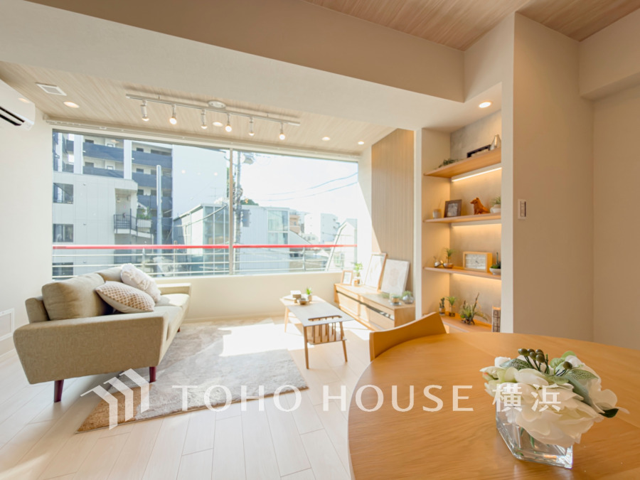 明るく開放的な空間が広がるLDK。室内には豊かな陽光が注ぎ込み、爽やかな住空間を演出。ホームパーティーでもゲストと一緒に料理を楽しみながら楽しい時間を過ごせそう。