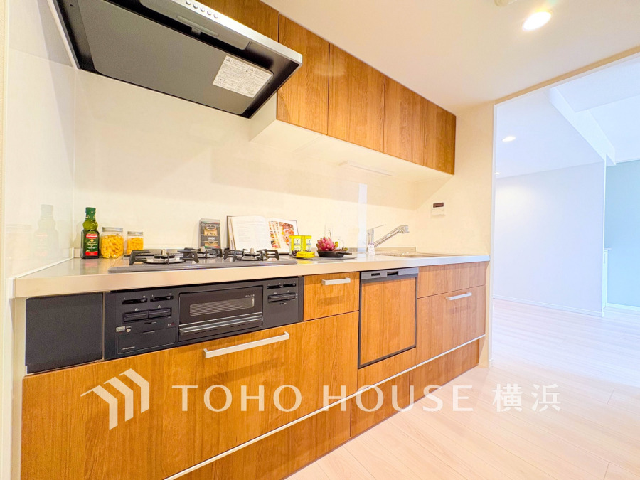 作業に集中しやすい独立型のキッチン。新規交換されたシステムキッチンの清潔感あふれる空間です。
