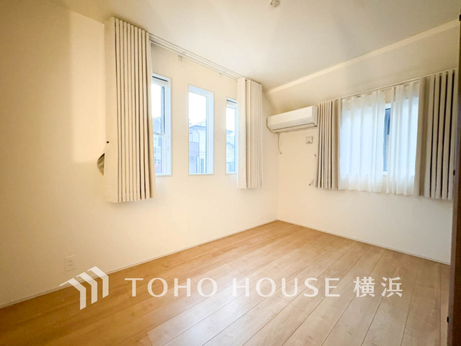 明るい自然光が差し込むシンプルで清潔感のある洋室。エアコン完備で快適に過ごせます。