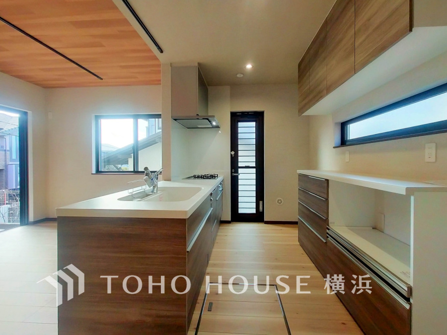 多彩な機能と洗練された美しいデザイン、細やかな優しさが毎日を演出します。プライベートスペースを彩るインテリアとしての美と、快適な日常を支える機能性と強さが一つになったキッチン。