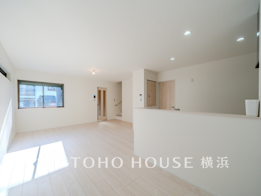 明るく開放的な空間が広がるLDK。室内には豊かな陽光が注ぎ込み、爽やかな住空間を演出。
