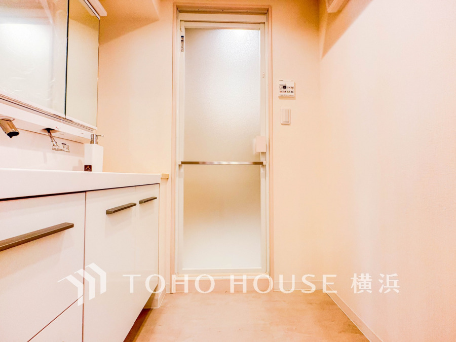 ご家族の1日が始まり、1日の終わりを締めくくる洗面空間。快適に過ごせることはもちろん、気品や優雅さを兼ね備えたパウダールームです。