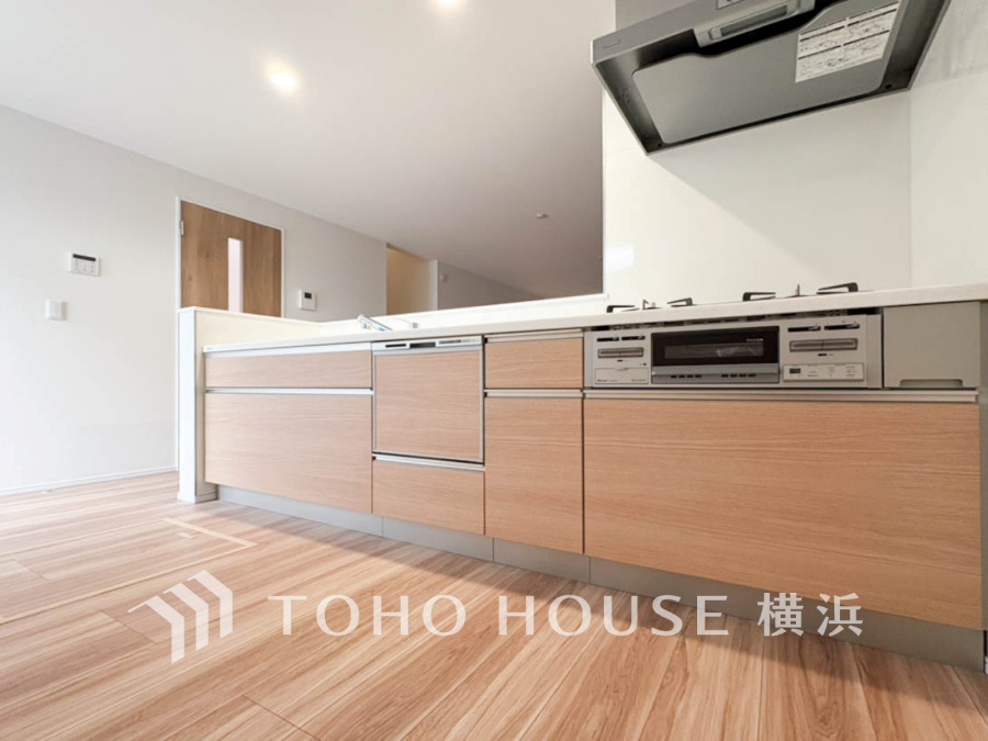 明るい木目調のシステムキッチンは、収納力も抜群。最新設備で毎日の料理がもっと楽しく、家族の笑顔が溢れる空間です。