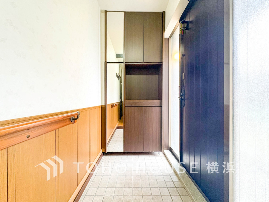 収納力のある玄関収納と姿見鏡付きで、明るく清潔感のある玄関スペースです。