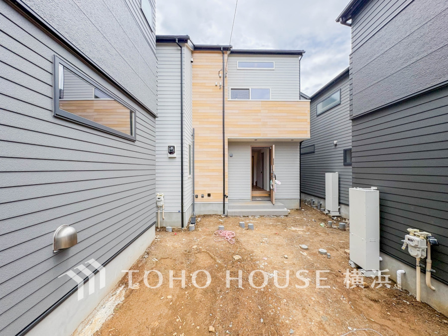 穏やかな風と陽光を導き、プライバシーに配慮された設計プランを採用し、居住性を一段と心地よいものにしています。周辺環境とのコラボレーションにより明るく開放的な空間を演出。