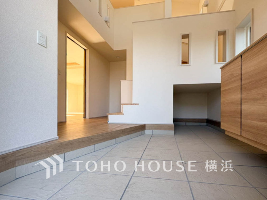 お客様をお迎えする玄関は落ち着いた雰囲気。帰り着くたびに洗練されたテイストの空間に迎えられ誇りと喜びを感じる玄関まわりです。