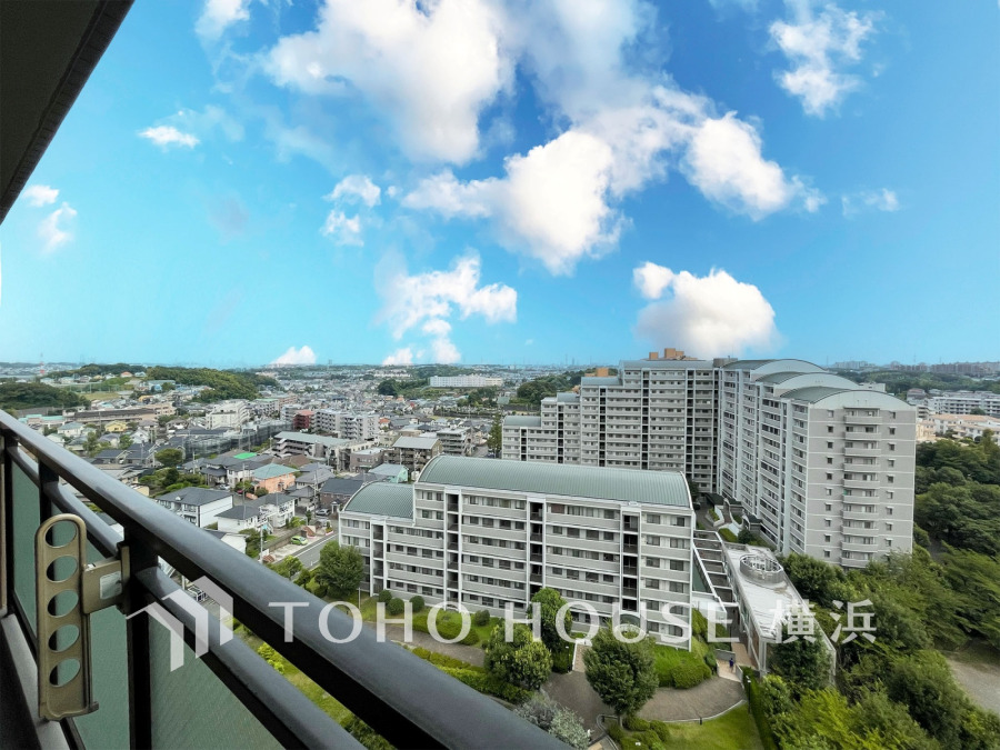 陽射しとともに、少しずつ装いを変える街の景観から、星空が地上に映りこむかのような夜景の煌きまで、この街ならではの美しい風景。