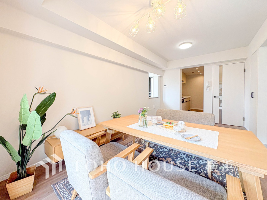 ナチュラルな木目と柔らかな照明が調和する明るいリビングダイニング。ゆったり寛げる落ち着いた空間です。