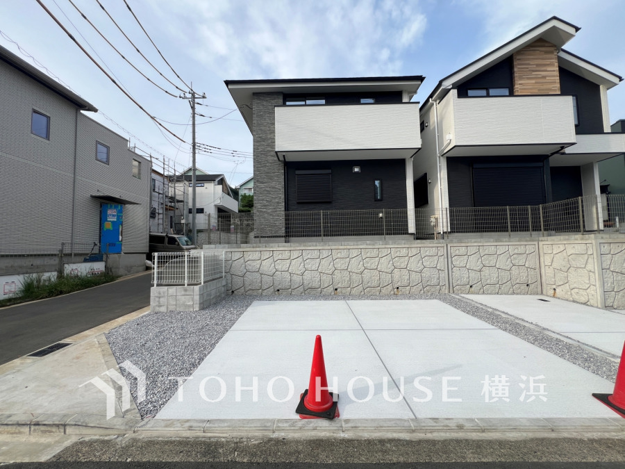 ゆったりとした駐車スペースを確保いたしましたので、お車2台の駐車が可能です（車種によります）。自転車やバイクなど、ゆとりのある敷地で置き場所に困ることはないでしょう。