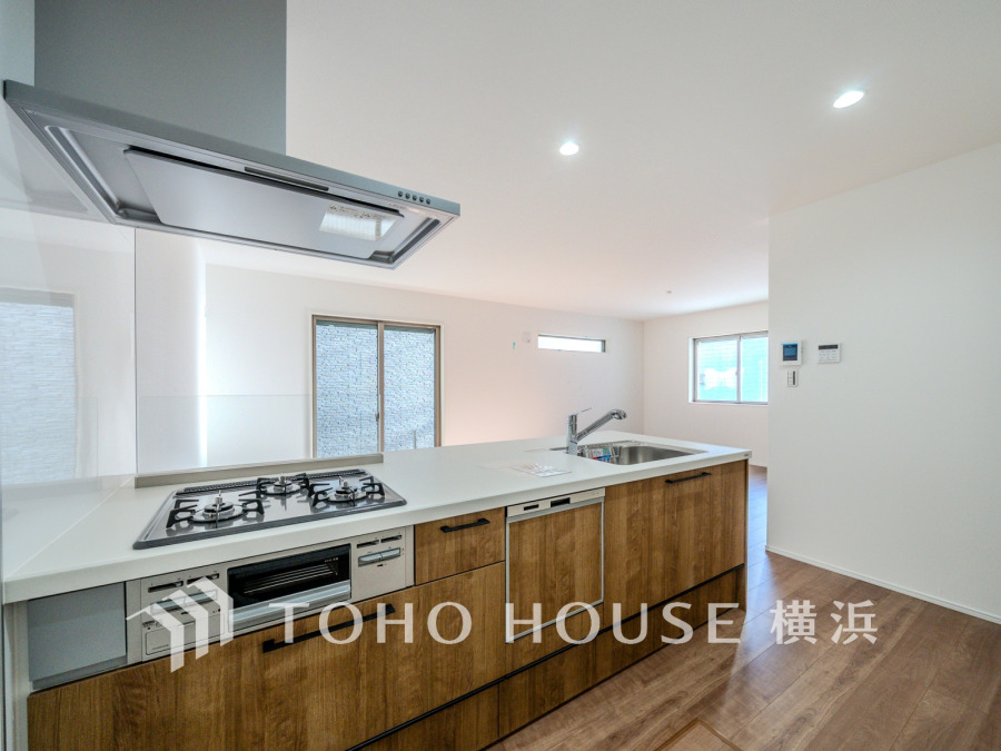 自然光の入る明るいキッチンは開放的な対面式。リビングにいるご家族との会話を楽しみながらお料理ができます。
