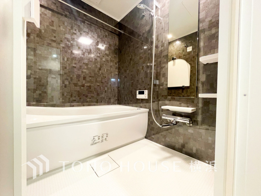 ダークブラウンの壁がアクセントになり、上品な印象の浴室。ゆったりのんびり…上質なくつろぎタイムをお過ごしください…☆