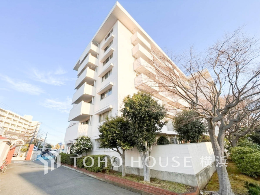 時代の流れに惑わされないシックなカラートーンで街並みに溶け込む外観は、主張し過ぎず、また平凡になり過ぎず絶妙なコントラストで輝きを放ちます。