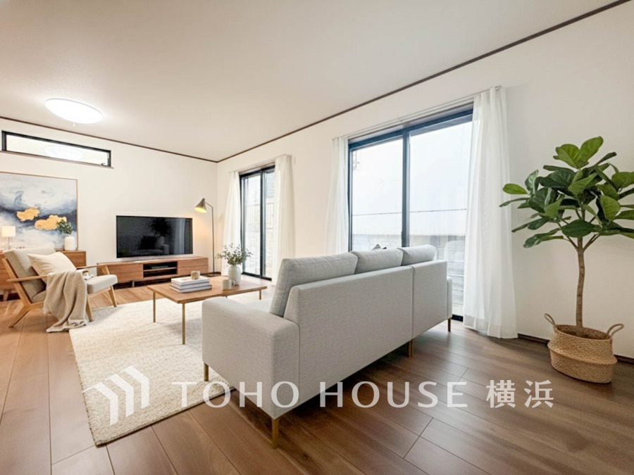 光と風が溢れる開放的なリビングダイニングには自然と家族みんなが集まってきます。明るく穏やかな空気の中で飲んだり、食べたり、笑ったり。（家具はAI加工です）