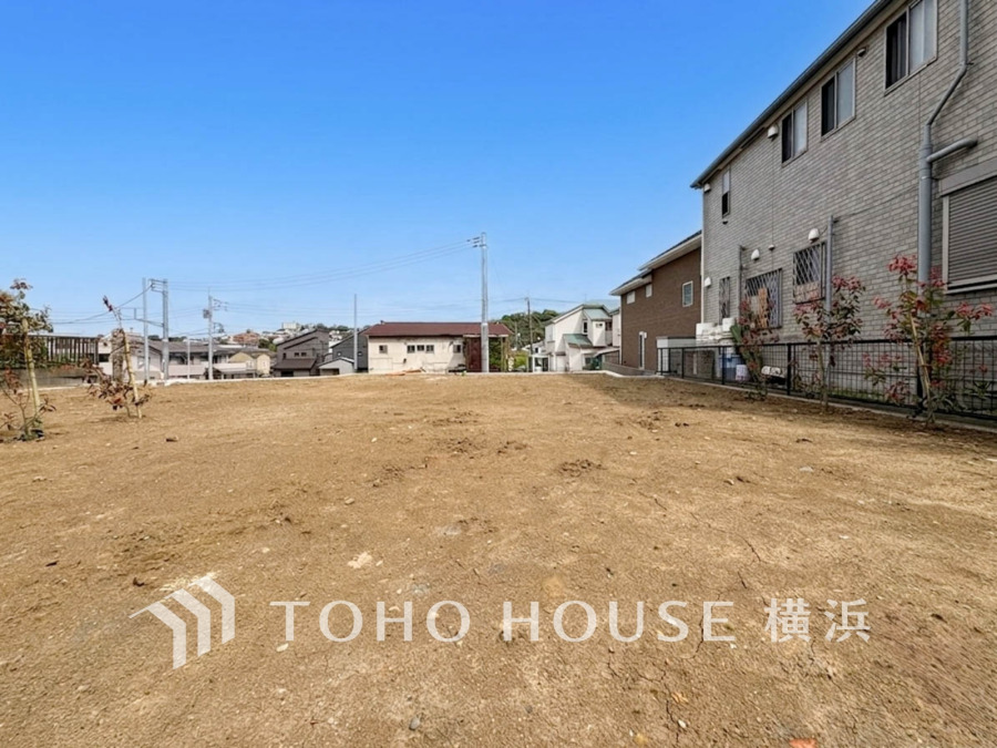 閑静な住宅街の陽当りに恵まれた土地。たくさんの想いが美しいカタチに彩られた時、そこにはひと時のくつろぎが生まれ、ゆっくりと愛着が育まれていきます。